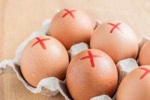 Cartone di uova con X rossa disegnata con pennarello