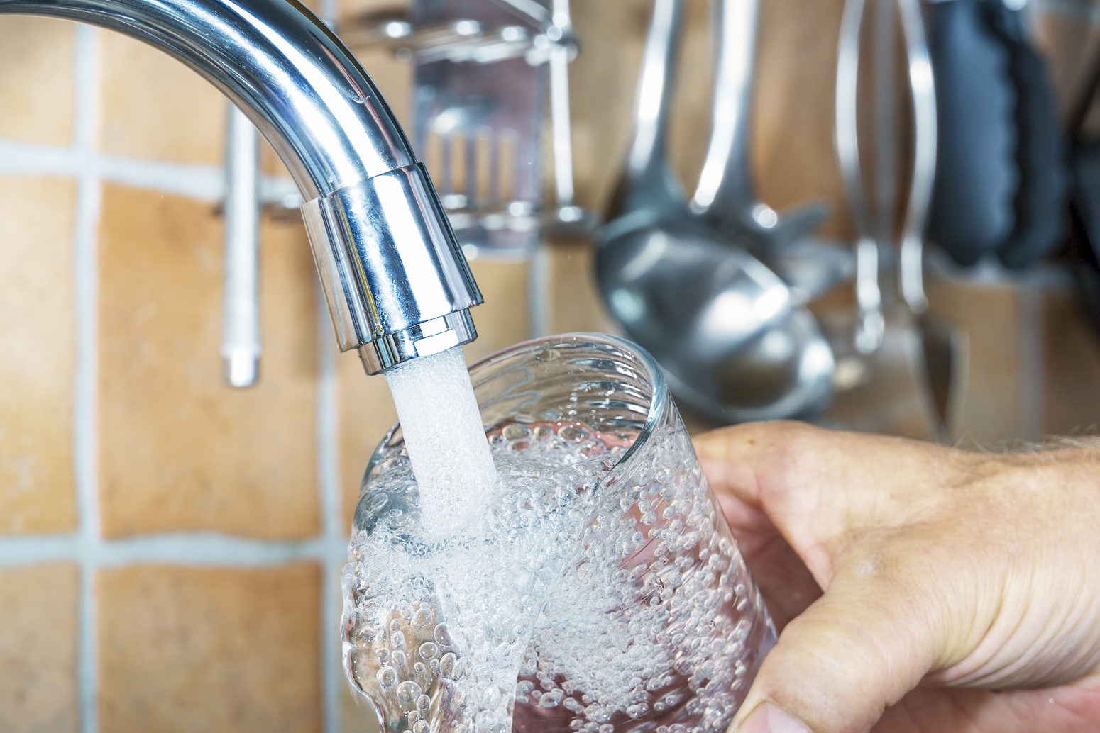 acqua del rubinetto acqua potabile lavandino cucina bere