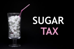 Sugar tax lettera aperta zucchero bicchiere zollette cannuccia Fotolia_200358451_Subscription_Monthly_M-1024x682