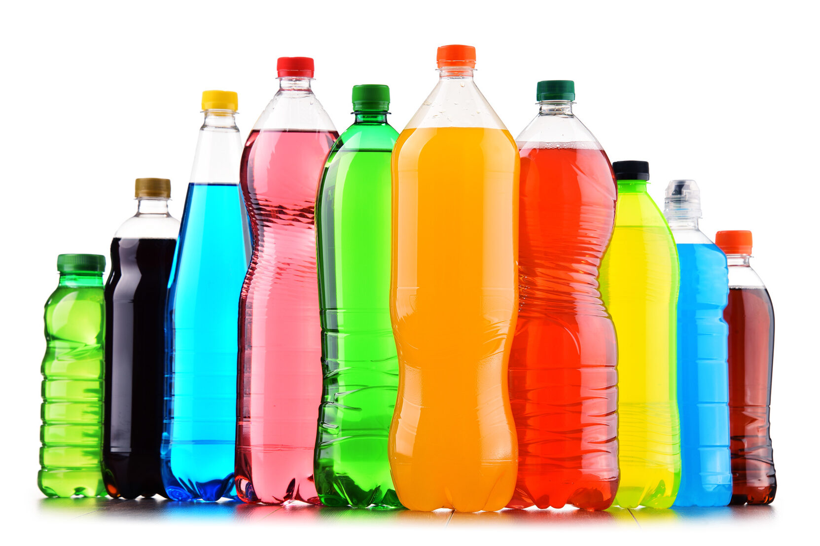 Bottiglie di plastica contenenti bibite gassate assortite su sfondo bianco