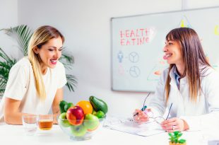Nutritionist with female patient dietisti nutrizionisti