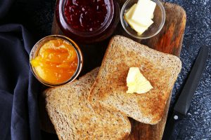 Pane tostato con burro e marmellata di fragole e arance