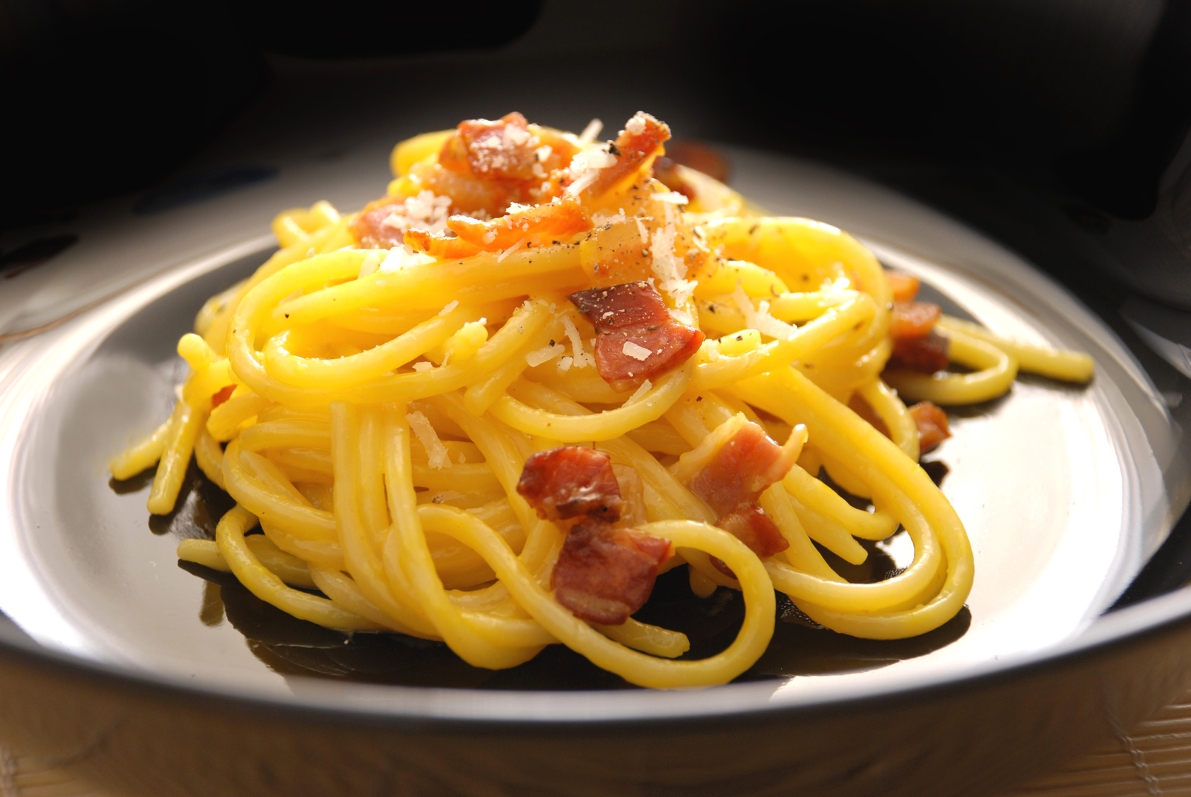 Piatto di spaghetti alla carbonara; concept: pasta