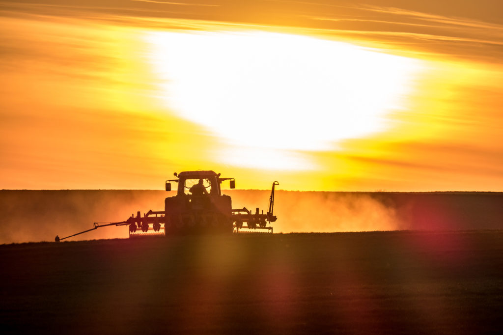 Traktor bei Sonnenuntergang agricoltura trattore campo