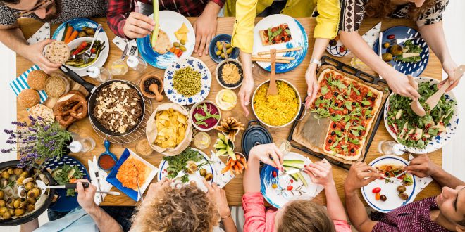 Tavola imbandita di piatti della cucina vegetariana