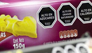 Etichette ‘warning’ su un prodotto in Cile; concept: bollini neri, etichette a semaforo