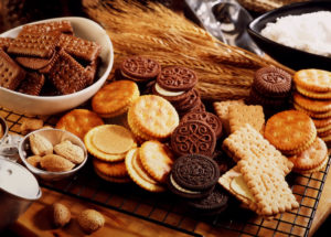 Biscotti industriali assortiti su una griglia