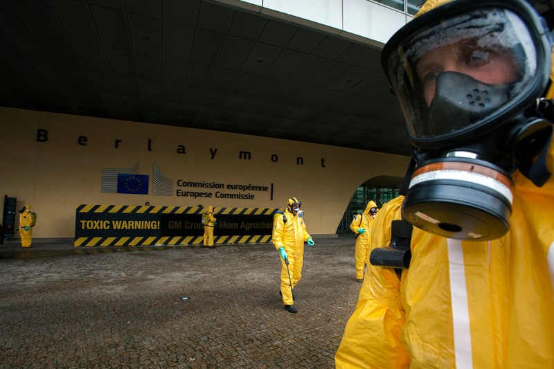 Greenpeace, azione dimostrativa contro il glifosato davanti alla commissione europea, 2019