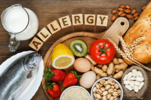 Concept di allergie alimentari: pesce, latte, arachidi, uova, frutta secca