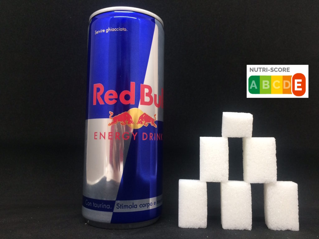 Red Bull, troppo zucchero in quella lattina: 5,5 zollette