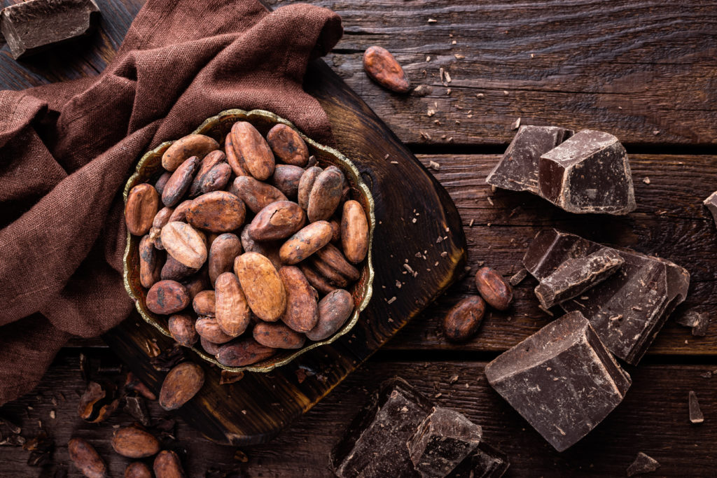 Fave di cacao e cioccolato fondente su un tavolo di legno