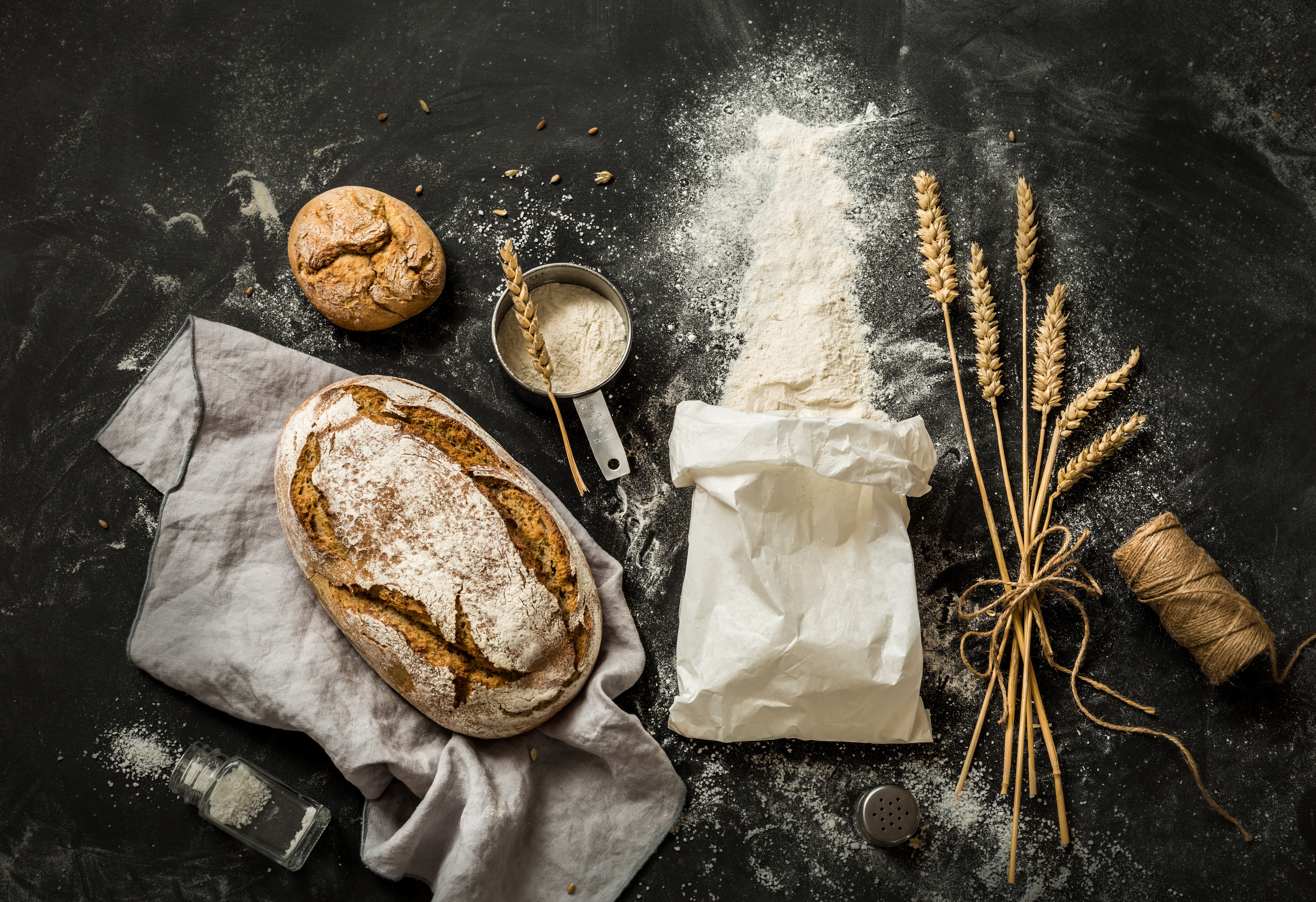 Pane, farina rovesciata e spighe di grano