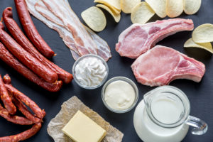 Alimenti fonti di grassi saturi: carne rossa, salumi, burro, latticini, patatine