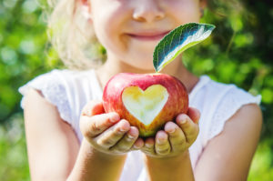 mele frutta cuore bambini bio educazione alimentare