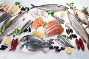 Pesce fresco, crostacei e molluschi assortiti su ghiaccio