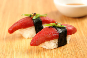 Pesce crudo sushi riso giappone