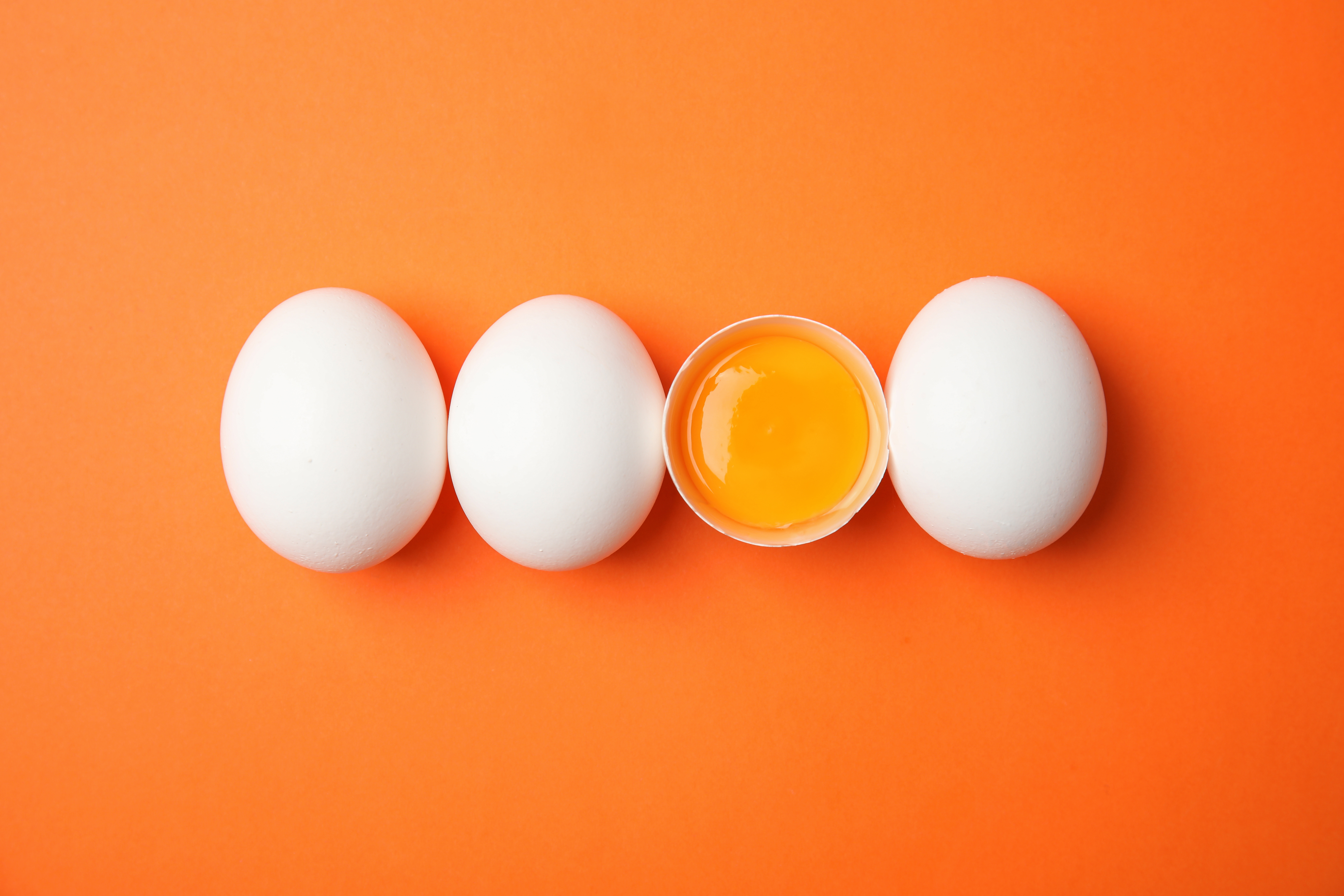 uova, Raw chicken eggs on color background, top view