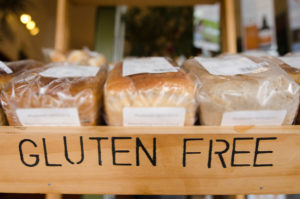 Confezioni di pane senza glutine in un espositore con la scritta gluten free