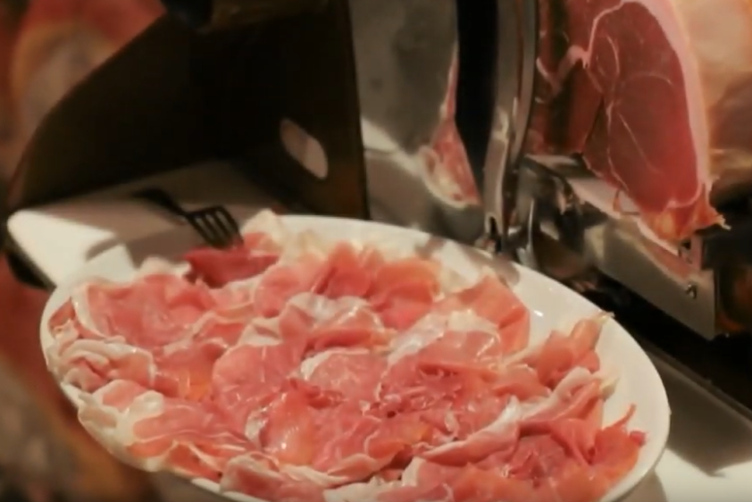 Prosciutto crudo appena tagliato da affettatrice; Patti Chiari