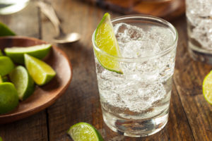 alcol alcolici gin toni bicchiere con ghiaccio fettine di lime