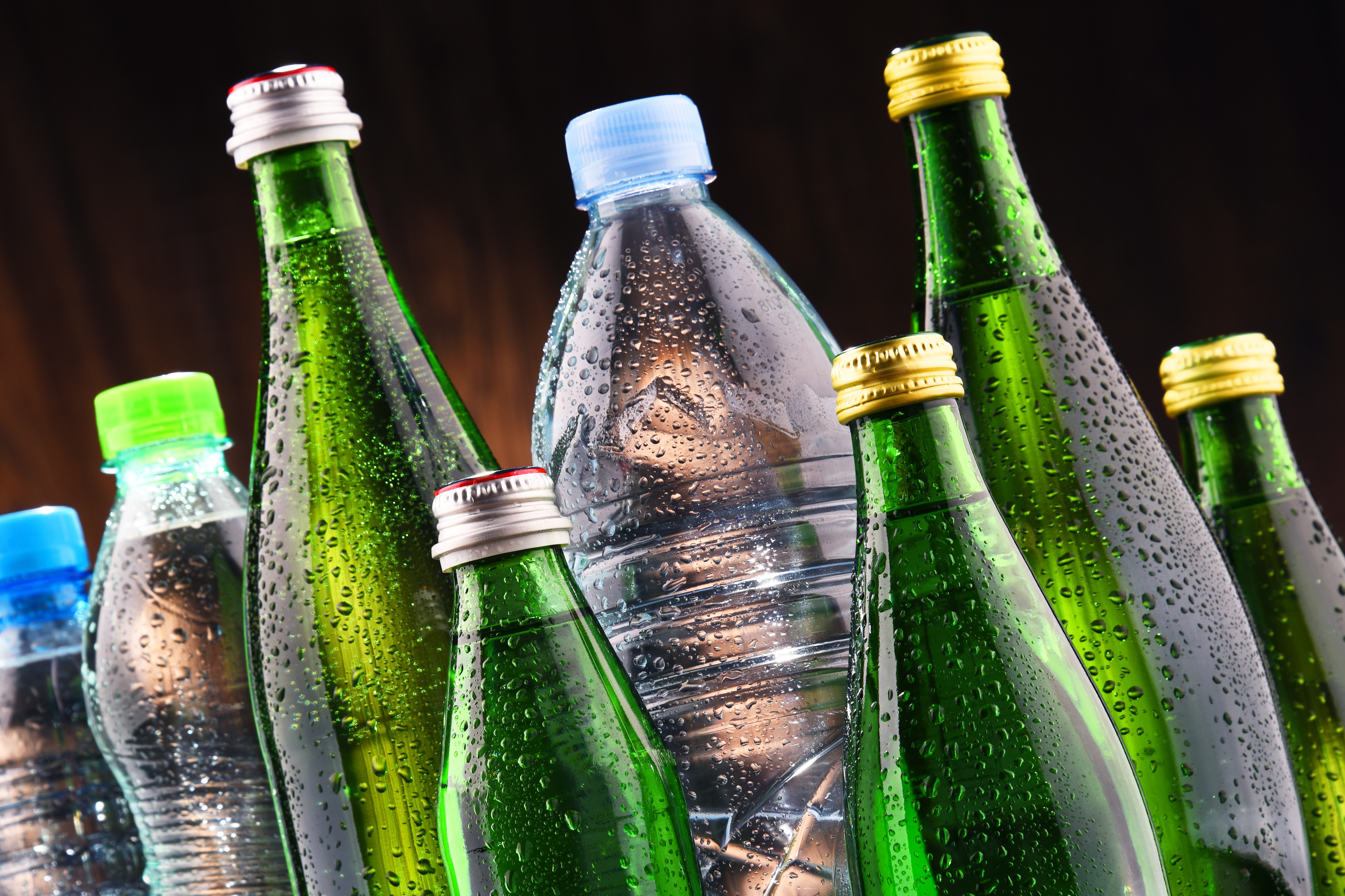 Acque minerali in bottiglie di vetro e plastica; concept: acqua minerale