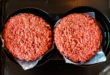 Due burger a base vegetale che imitano la carne nel vassoio della loro confezione