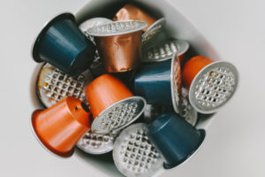 caffè, cestino pieno di capsule usate