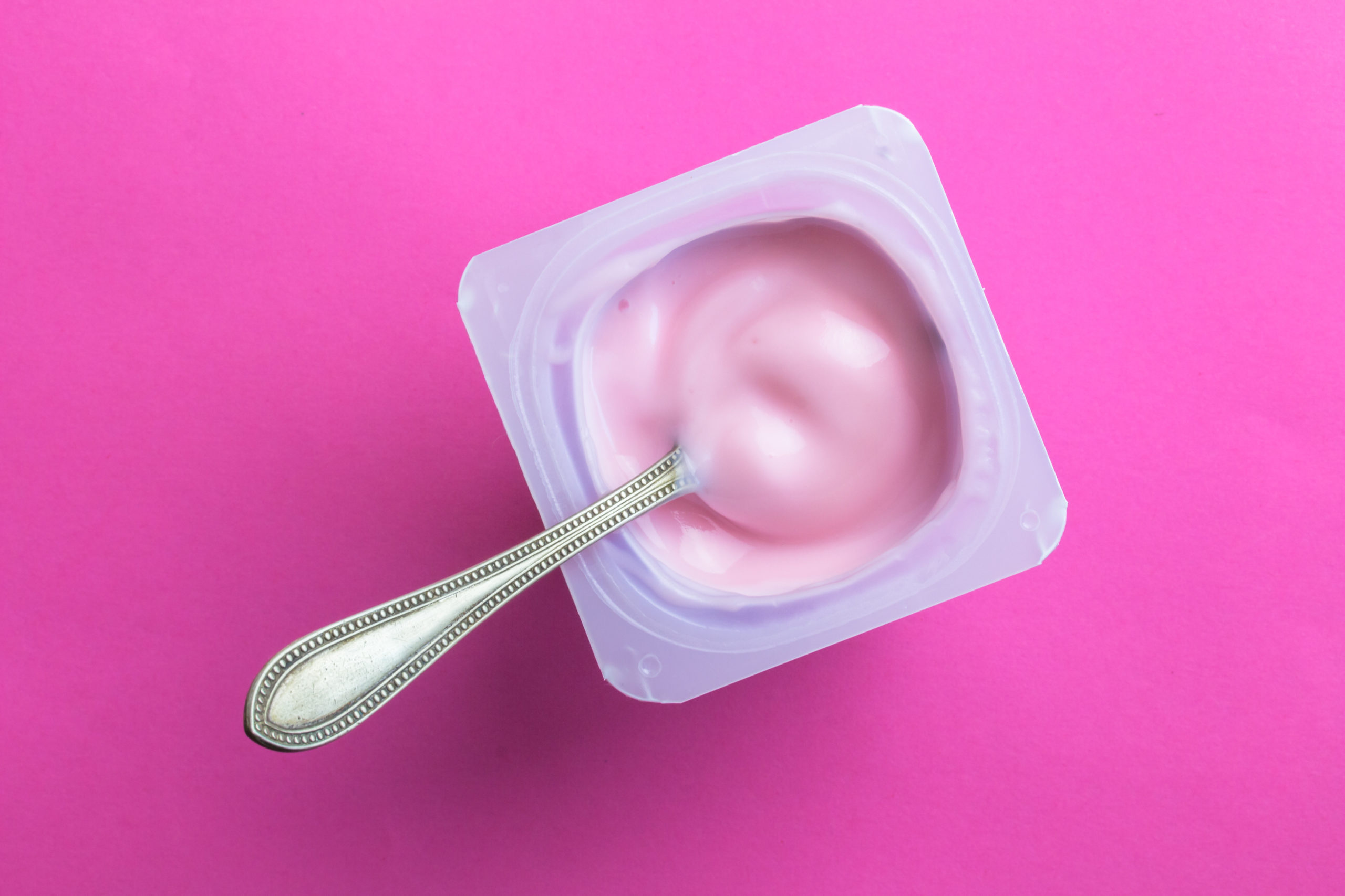 yogurt preso dall'alto con cucchiaino