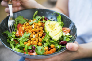 Sostenibilità, piatti vegetariani vegano veg insalata ceci avocado