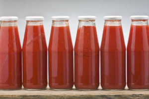 Bottiglie di passata di pomodoro fatta in casa