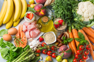 Alimenti della dieta mediterranea o dieta DASH visti dall'alto: carote, pomodorini avena, fragole, datteri, pesche, prugne, asparagi, salmone, pollo, olio extravergine di oliva, yogurt, banane, semi