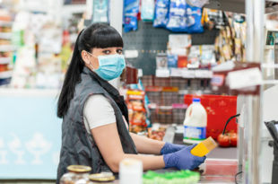 cassiera mascherina guanti supermercato cassa coronavirus