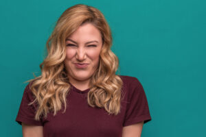 gusto, donna con espressione disgustata