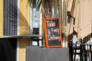 take & away delivery schild bei einem restaurant