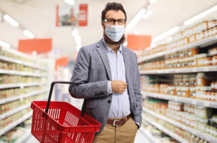 uomo barba mascherina spesa supermercato coronavirus