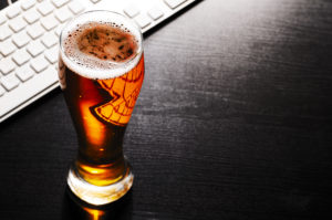 glass of lager beer on table birra alcol bicchiere computer