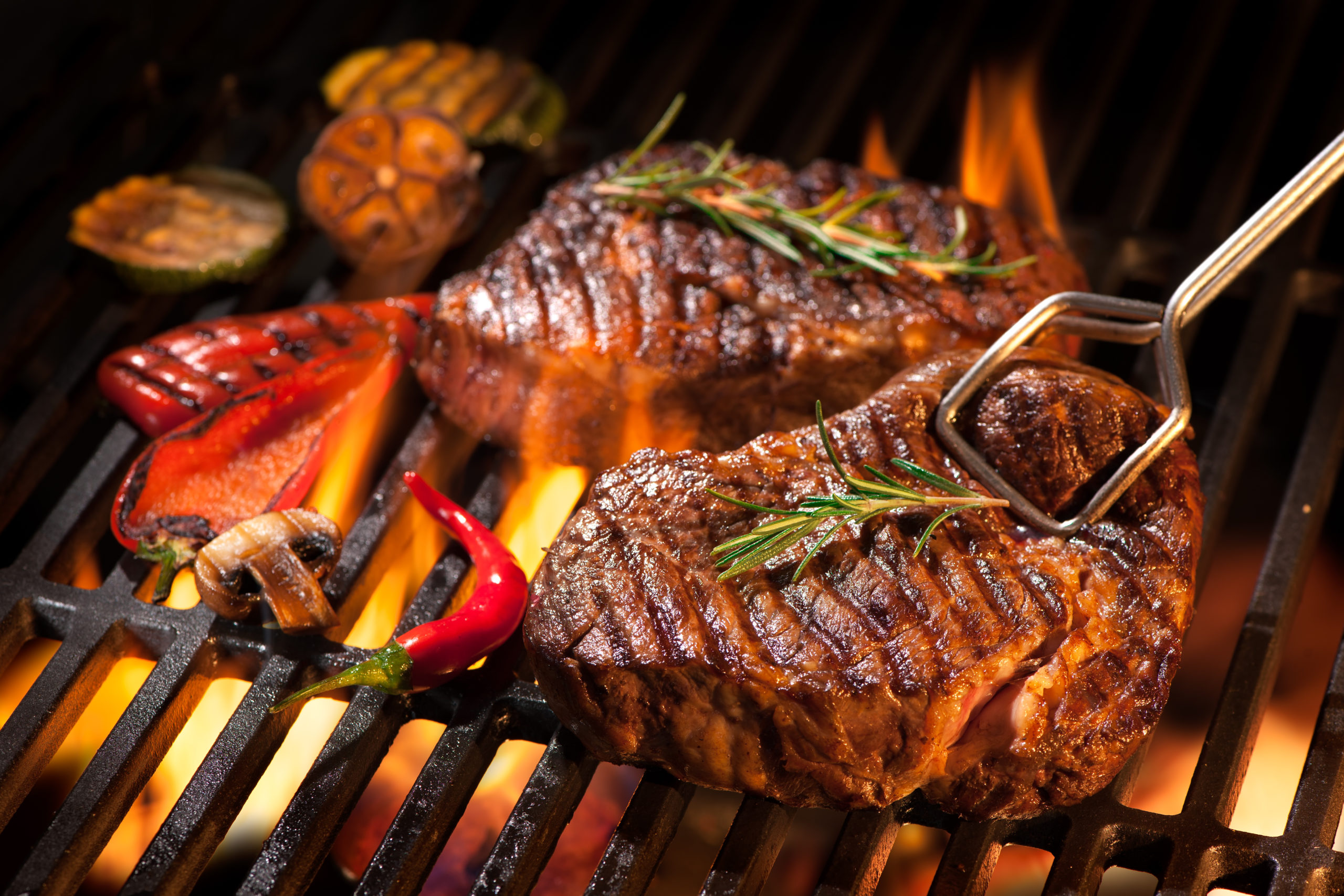 Immagini Stock - Carne Fresca E Cruda. Still Life Di Bistecca Di Carne  Rossa Pronti A Cuocere Sul Barbecue. Ardesia Sfondo Nero. Image 50206343