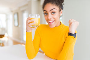 spremuta di arancia succo di frutta salute donna smoothies