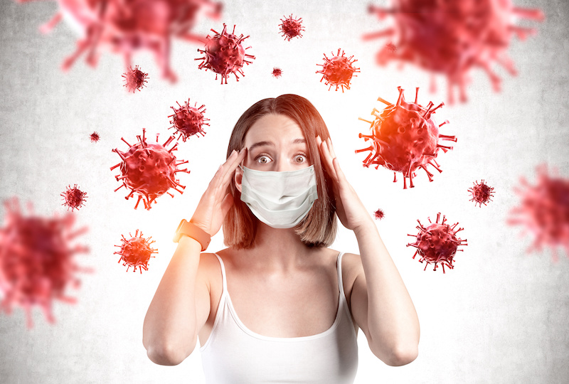 covid, donna con mascherina circondata da virus