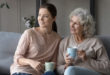 caffè, tè, due donne di età diversa con tazza in mano