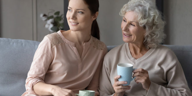 caffè, tè, due donne di età diversa con tazza in mano