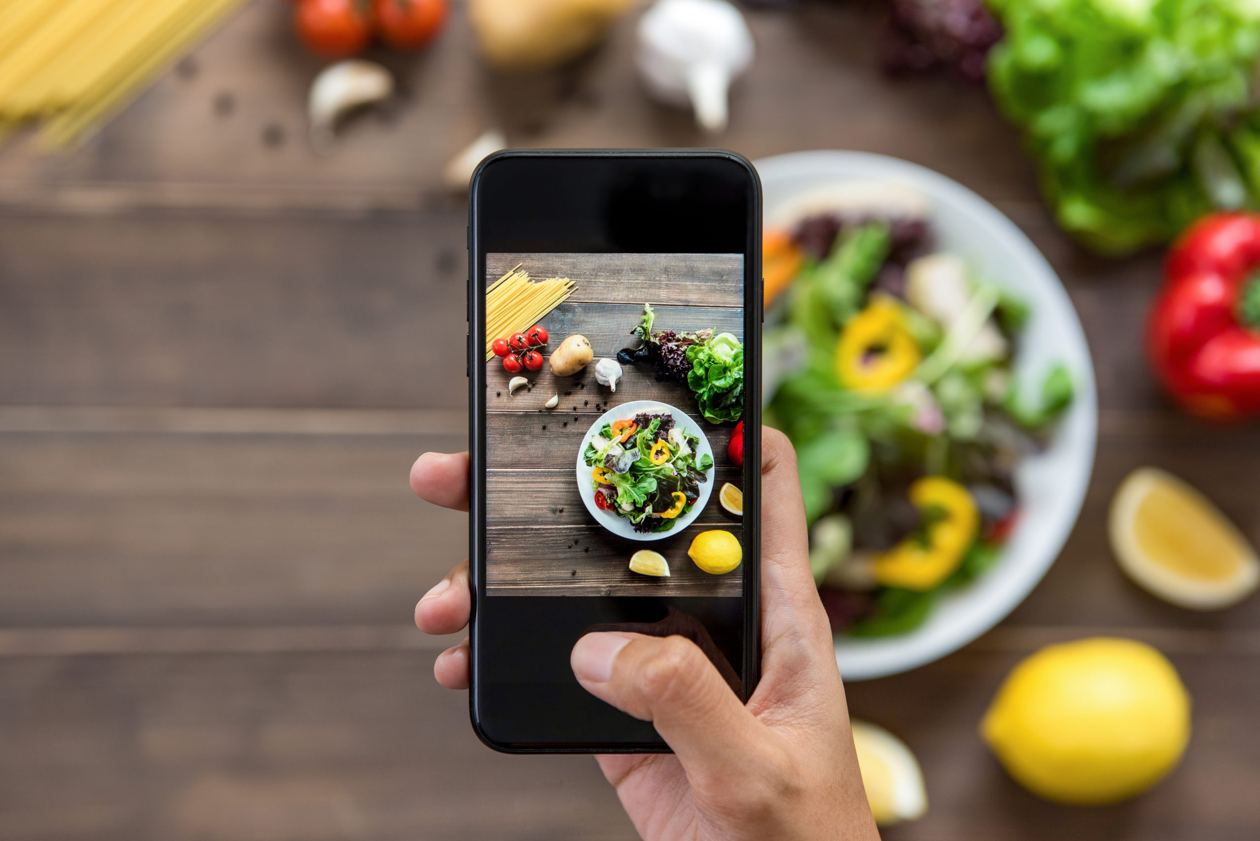 social media, insalata fotografata da uno smartphone