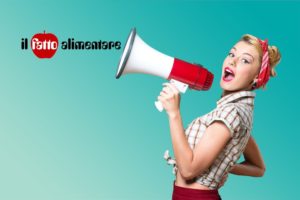 avviso spot pubblicita concetto Portrait of woman holding megaphone, dressed in