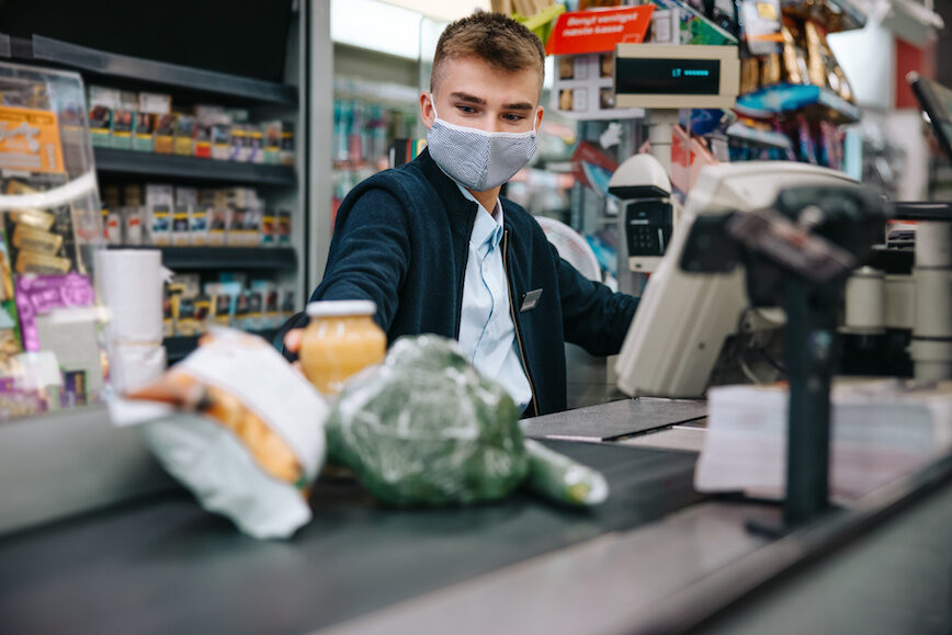 spesa cassiere mascherina supermercato cassa coronavirus