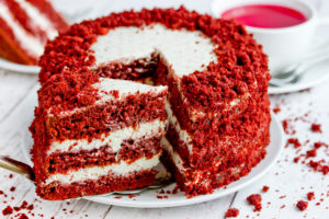 Red velvet cake su un piatto; concept: junk food, obesità