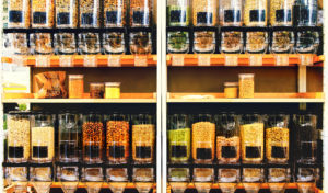 Distributori di prodotti sfusi in un negozio specializzato o un supermercato