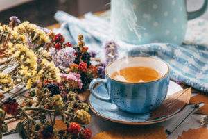tazza di tè accanto a fiori secchi