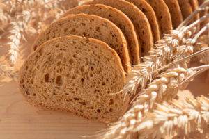 Pane affettato con spighe di grano