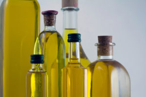 Bottiglie di olio extravergine di oliva di varie dimensioni