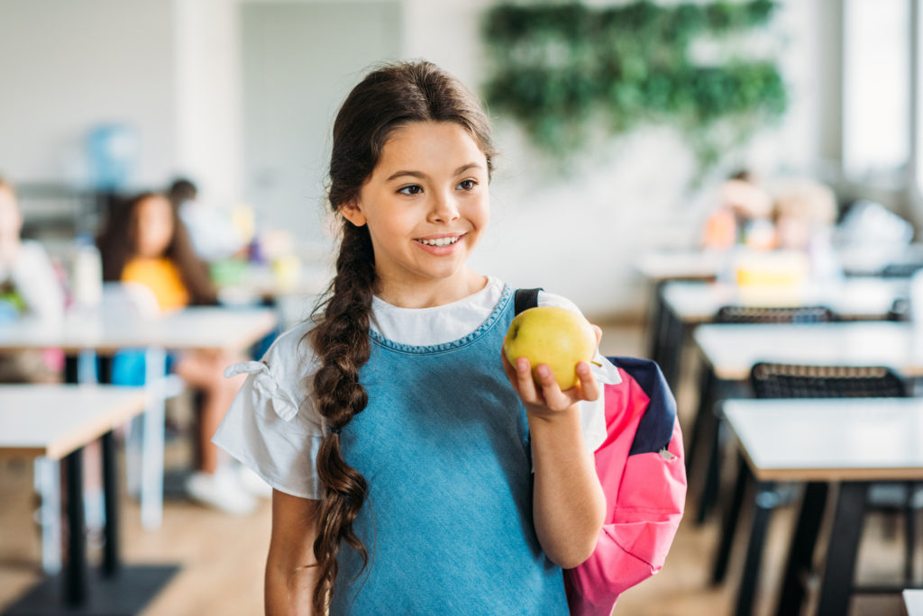 mensa scolastica bambina studente mela frutta sovrappeso